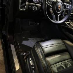 Nettoyage des si�ges en cuir sur cette Porsche sur la commune de la Chapelle Palluau