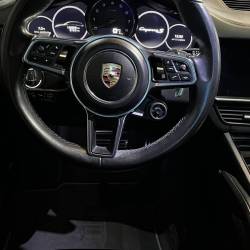 Nettoyage du volant sur cette Porsche sur la commune de la Chapelle Palluau 