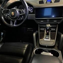 Nettoyage int�rieur (grille d'a�ration, black piano + �cran tactile) sur cette Porsche sur la commune de la Chapelle Palluau