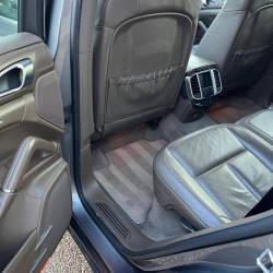 Nettoyage contour de porte + si�ge en cuir sur cette Porsche sur la commune de Coex