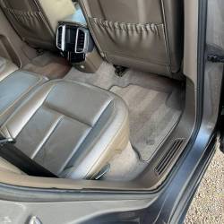 Nettoyage des tapis et moquettes sur cette Porsche sur la commune de Coex