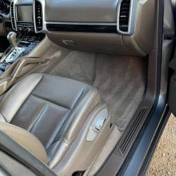 Nettoyage du cuir sur cette Porsche sur la commune de Coex