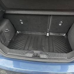 Nettoyage du coffre pour retirer tous les poils de chien sur cette Ford sur la commune d'Aubigny les Clouzeaux