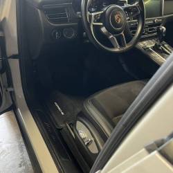 Nettoyage volant en cuir d'un Porsche Macan sur la ville de Challans