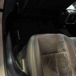 Nettoyage contour de porte sur un Porsche Macan sur la ville de Challans